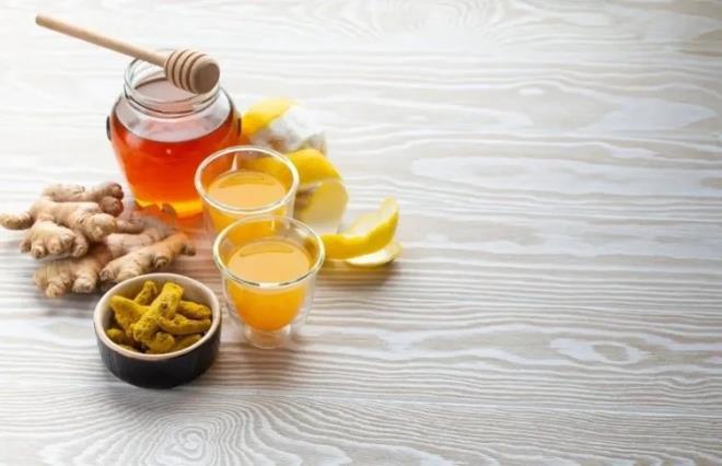 <p><strong>FAYDALARI NELERDR?</strong></p>  <p><strong>Baklk Sistemi Destei:</strong> Zencefil, gl antioksidan zelliklere sahip olup, vcudun savunma mekanizmalarn glendirir.<br> <strong>Enerji Verici Etki:</strong> Doal bir uyarc olarak, zencefil vcudu harekete geirir, bylece gnn her annda kendinizi enerjik hissedersiniz.<br> <strong>Sindirim Sistemi Destei:</strong> Zencefil, mideyi rahatlatr ve sindirimi kolaylatrarak, ikinlik ve gaz sorunlarn hafifletir.<br> <strong>Anti-inflamatuar zellik: </strong>Zencefilin iltihap nleyici etkileri, vcuttaki arlar ve rahatszlklar azaltabilir.</p>