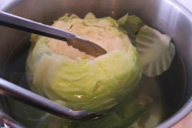 Lahana yapraklarnn bel arsna iyi geldiini biliyor muydunuz? Kiinin hareket yeteneini kstlayan bel arsn geiren lahana sarmas yntemi televizyonlarda hatta sosyal medyada son gnlerde ok fazla dolayor. Peki Bel arsn geiren scak lahana yntemi nasl yaplr?