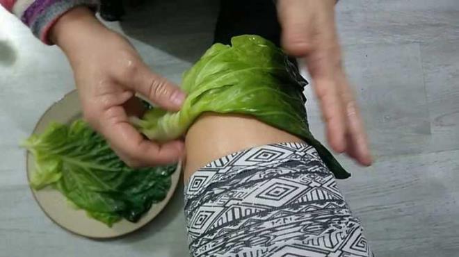 Daha sonra yapraklar szn ve bir tlbente sarp aryan blgeye kompres yapn. Bu uygulamay yarm saat yaparsanz arnz geecektir.