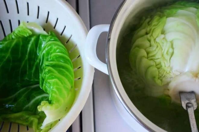 Lahana yapraklar eski alardan beri doal bir ar kesici olarak kullanlr. Bel arsna da iyi gelen lahana yapran bir tencere kaynam suyun ierisinde birka dakika kaynatn.