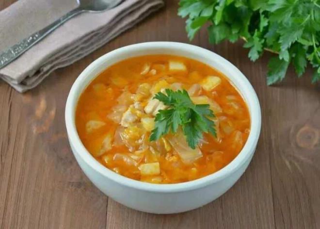 K mevsiminin en ifal besinlerinden biri olan lahana orbas hastalklara kar koruyucu ve baklk glendirici etkisi bulunuyor. zelikle mikroplardan koruyan bir besin olarak bilinen beyaz lahana orbas toksik maddelerin vcudunuzdan hzl atlmasnda da ok etkilidir.