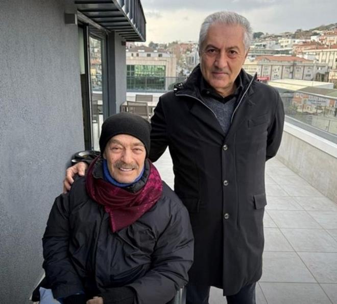 Sre Film'in sahibi Ali Gndodu, tedavisi devam eden nanr' ziyaret etmiti.    O anlar paylaan Gndodu, "Deerli sanat ve bymz Kadir nanr?n salk durumu gnden gne iyiye gidiyor. En ksa srede salna kavuma temennisi iindeyiz" ifadelerini kullanmt.