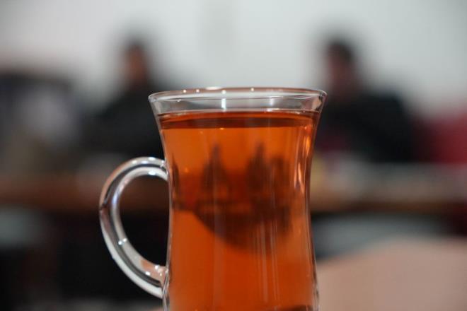 Piyasada hlamurun az olmas ise fiyatlara olumsuz yansd. Geen yl kilosu 600 TL olan hlamur, bu yl 2 bin 500 TL'den satlyor. Aktarlar, fiyatlar yksek olsa da vatandalarn 50 gram ve 100 gram halinde hlamura rabet gsterdiini ifade etti.