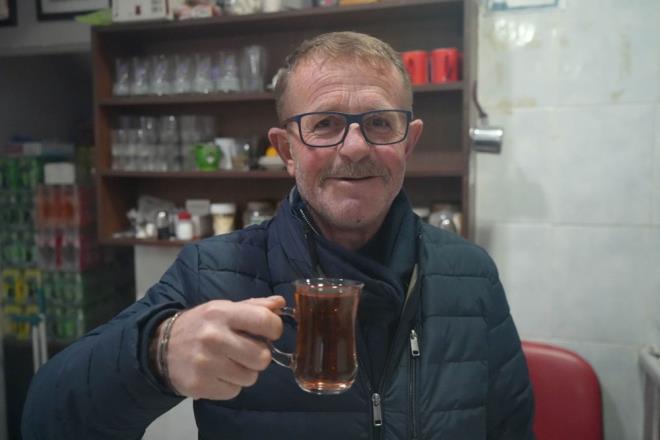 Aktar tezgahlarnda adaaynn kilosu 300 TL, karaban kilosu 600 TL, kuburnunun kilosu 250 TL, papatyann kilosu 600 TL, yaseminin kilosu 850 TL, hatmi ieinin kilosu da 600 TL?den alc buluyor.