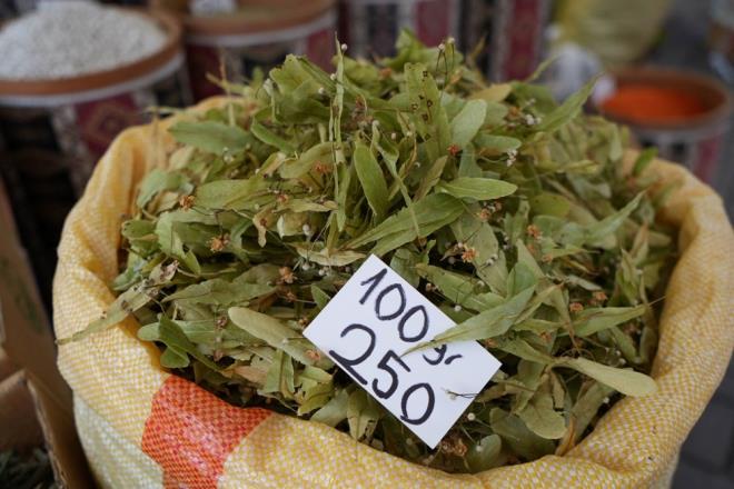 ?IHLAMUR DIINDAK KI AYLARINA LG ARTTI?    Ihlamurun fiyat nedeniyle vatandalarn uygun olan dier k aylarn da tkettiini belirten Amanvermez, ?Ihlamurdaki pahallk nedeniyle insanlar dier k aylarna da rabet gsteriyor. nk dier k aylar hlamurdan daha ucuz.