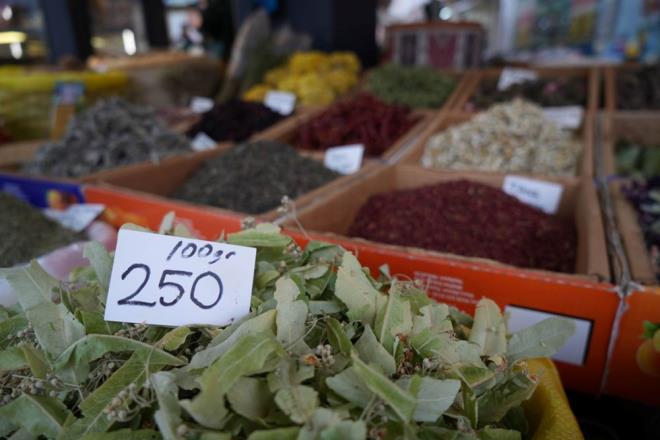 Bu nedenle hatmi iei, karaba, yasemin, adaay, papatya ve melisaya da ilgi artt. En ok 100 gram 30 TL?den satlan adaay tketiliyor? diye konutu.