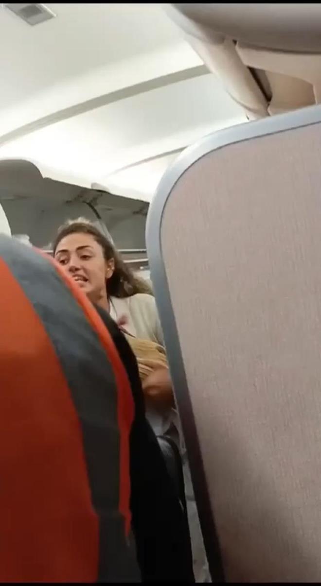 AMAN DLAN ITAK DUYMASIN<p>    "Ben hayata ksmtm. ark sylemeye utanyordum." diyen Tatlses, "Beni at. Arabann iinde bile syleyemiyordum dnn... Beni hayata balad. Sana evlat dedim, teekkr ediyorum Polat. Evladmsn..." yorumunda bulundu.