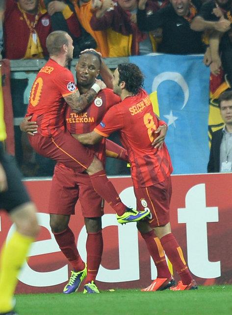 Drogba, kariyeri ve tecrbesinin yan sra liderlik zelliiyle Galatasaray'da aabeylik yapyor.