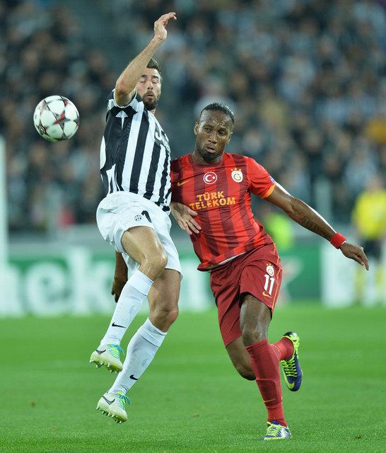 Galatasaray 2-1 ndeyken, taraftarlarn sahaya girmesi nedeniyle tatil edilen Beikta derbisine damgasn vuran Drogba, ilk yary 1-0 geride tamamladklar bu mata 59 ve 72. dakikalarda iki gole imzasn atmt.