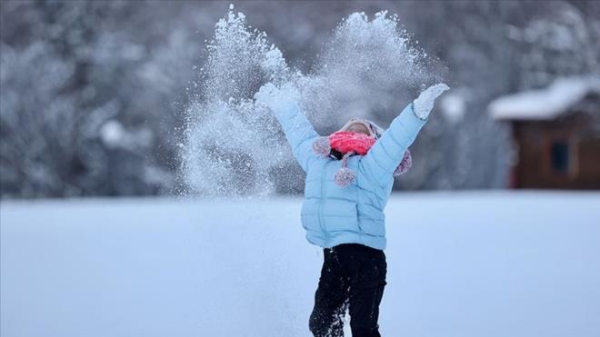 Artvin'de kar ya, don ve ar buzlanma nedeniyle il merkezi ile avat, Murgul ilelerinde eitime 1 gn ara verildi. Valilikten yaplan aklamada, Meteoroloji l Mdrlnden alnan deerlendirmelere gre, il genelinde devam eden kar yann yan sra don ve ar buzlanma beklendii belirtildi.