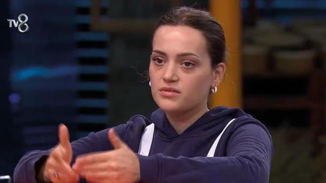 Mehmet ef,'Yapraklar kzarttn oka girdim gerekten' deyince Eda da, "Yapraklarn grnts yle olsun diye yaptm onu, ben i bir ekilde yapmak istemedim. effaf dokusunu vermek istedim, kurumu bir yaprak olmas iin ben tabamdan memnumum" cevabn verdi.