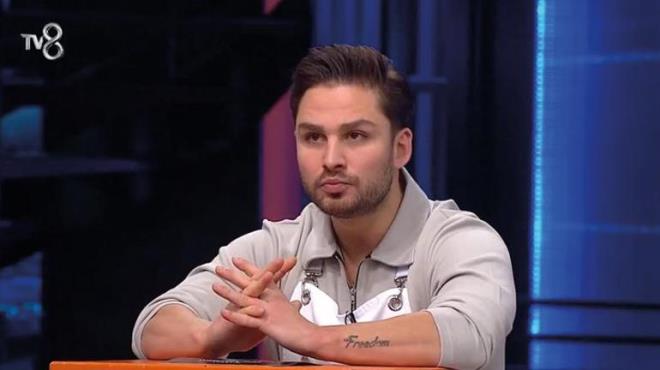 Onur, "Kendime kzdm biraz. ok sama bir tabak yapmtm, ona zldm. Kei stnden bir stla yap bundan daha ok puan alrd dedim. Baz hatalar olur, hayatta bu hatalardan ders karmak lazm. Ben burada baary elde etmi yarmaclar arasndaym. En ok dokunulmazlk alan, kak alm yarmaclardan birisiyim. Hatalarmdan ders kardm, moralim iyi. Ben de arkadalarm gibi yukar kacam dnyorum" dedi.