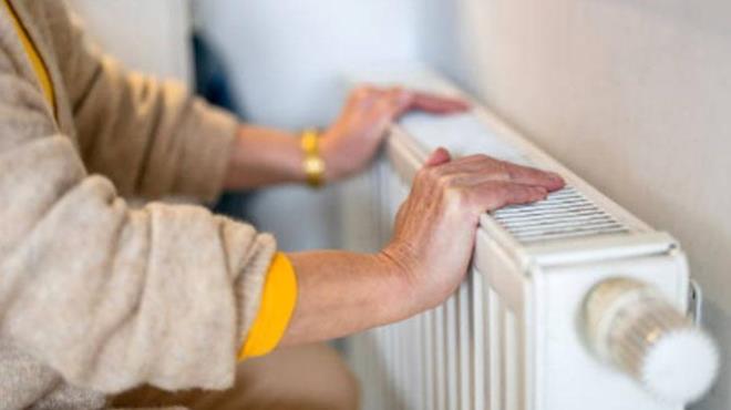 Peteklerin iinde biriken hava, scak suyun scak suyun dzgn ekilde dolamasn engeller ve petein baz ksmlarnn souk kalmasna neden olur. Petein yan tarafnda bulunan hava alma vanasn tornavida yardmyla hafife aarak havasn alabilirsiniz. Vanadan su yerine hava ktn fark edeceksiniz.