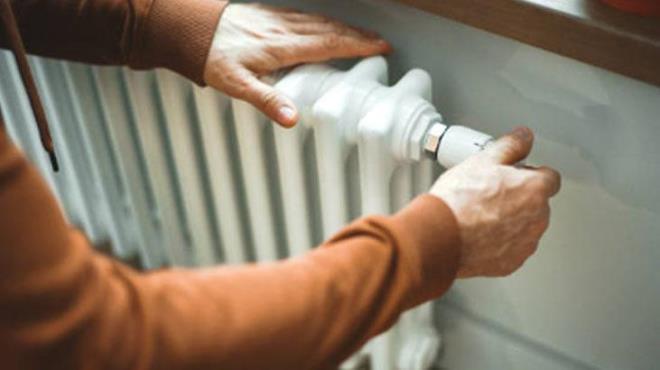 peteklerinizde reglaj ayar yapmanz gerekiyor. Reglaj ayar dediimiz ey ise petekler arasndaki scak su dalmnn ayarlanmasdr. Kombinize en yakn petein k vanasn eyrek tur amanz gerekiyor. Ardndan kombiye biraz uzaklktaki petein k vanasn da yarm tur amalsnz. Dier vanalar ise tam tur aabilirsiniz.