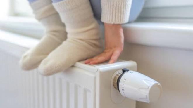 Gece kombiyi tamamen kapatmak yerine dk scaklkta altrabilirsiniz. Tekrar sfrdan stmak daha fazla enerji harcar. stelik kaln hal ve perdeler, odada sy tutarak scak kalmasna yardmc olur. Kombinizin yllk bakmn yaptrmay ihmal etmeyin. Temiz kombi daha verimli alr ve faturanzda tasarruf salar.