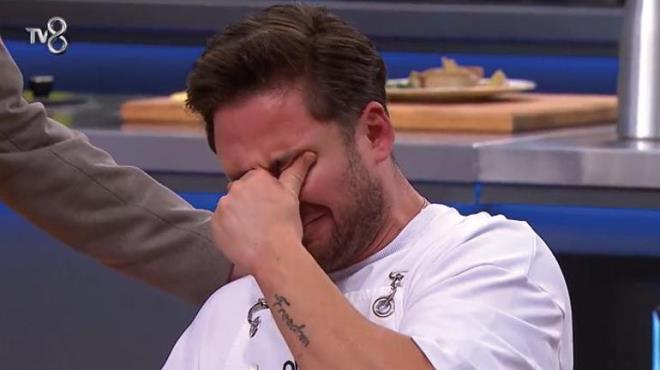 efler taban tadarken Onur bir anda gzyalar iinde kald. efler ve yarmaclar ne olduunu merak etse de, Onur sinir boalmas yaadn dile getirdi.. Semih arkadann yanna gelerek, "zlme. Sen Masterchef 2024 tarihine damga vurdun. Her zaman olmaz. Bir ey olmaz skma cann" dedi.