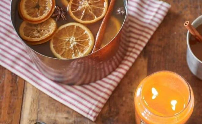 KOKULU MUMLAR ELDE EDN    Sobaya koyup evin kokusunu deitirdiimiz mandalinay ayn zamanda kokulu mum yapmak iinde kullanabilirsiniz.