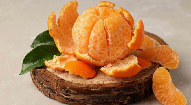 K mevsiminde tam bir C vitamini deposu olan meyveler arasnda yer alan mandalinay yedikten sonra kabuunu da pe atmak yerine deerlendirebilirsiniz. te mandalina kabuunu kullanmann daha nce duymadn birok farkl kullanm alan...