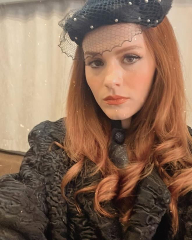 Sen Alama stanbul'da irin  karakterine hayat veren Burcu Cavrar, sette verdii pozlar takipileriyle paylat.