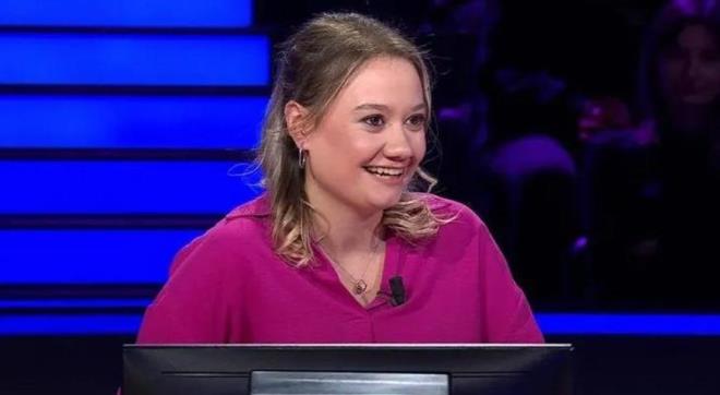 Kim Milyoner Olmak ster programnda 25 yandaki Ecesu rker, byk bir baarya imza att. Yarmada 500 bin TL'lik soruyu doru yantlayan rker, 1 milyon TL'lik 12. soruyu atrma ans elde etti. Oktay Kaynarca'nn sunumuyla yaynlanan blmde, rker'in doru yant vermesi halinde 5 milyon TL'lik byk dle bir adm daha yaklamas mmkn olacak.