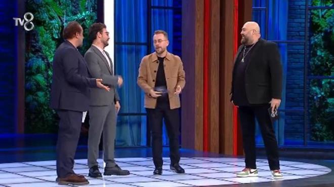 PROFESYONEL MUTFAK IKTI<p>    Dier ikinci buluntu da yle; neredeyse profesyonel bir mutfak kt 12 bin yl nce. Kap-kacaklar, havanlar grmeniz lazm... Hepsini bir arada, tren alannn kenarnda bulduk. Ve bunlar kil yok henz. Kayalar oyarak yapmlar, tencereleri. Yani bu kadar muazzam, bu devirde CNC'ye kestiremezsiniz. zerindeki iler, havanlar, ek dvme talar... Biz mesela oval yaplar, kemerleri Roma'da gryorduk. Turin kemerleri bulduk. 9 bin yl kadar geriye geldi olay. Zaten eki mayal ekmek iin 3 bin yl nce Msr'da diyorduk. 8 bin 500 yl atalhyk'e ekildi olay. Eki mayas ile beraber ispatland. Karahantepe'de yufka ekmekleri, Tatepe'lerde bunu 12 bin yla getirdik.