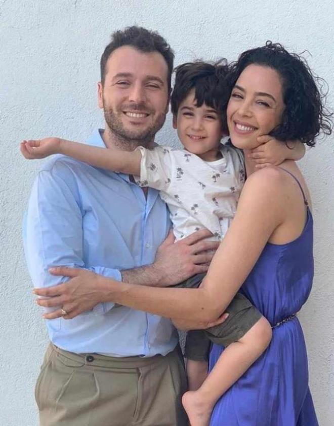 AZRA AKIN    2017 ylnda Atakan Koru ile dnyaevine giren Azra Akn, bir sene sonra da olu Demir'i kucana ald. kinci kez anne olmann heyecann yaayan Akn,  hastane odasndan paylam yaparak "14 Nisan Pazar gn Demir'e bir kz karde geldi. Bize de ok gzel bir srpriz oldu. smi Arya" ifadelerini kulland.