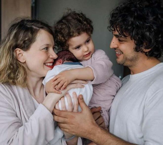 EDA EMOLU    Taner lmez ve Ece emiolu ifti bu yl ikinci ocuklarna kavutu. Zeynep adnda kzlar olan iftin bir de Hazar adnda oullar oldu.