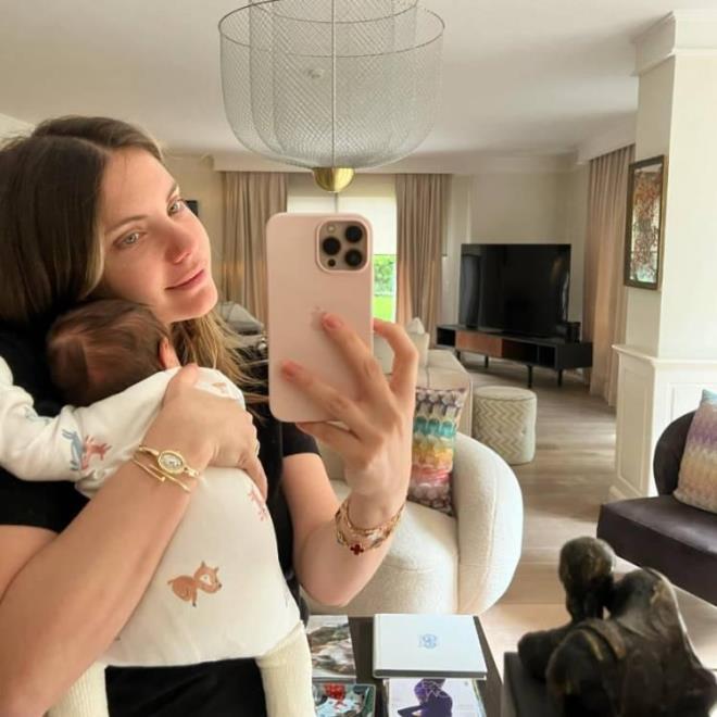 EDA ECE    lk kez anne olmann mutluluunu yaayan Eda Ece, kz Mina pek Tuncer'i 4 Nisan 2024'te kucana ald. Bu mutlu haberi "sabrsz canm kzm aniden dodu" notuyla duyurmutu.