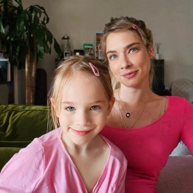 MGE BOZ    nl oyuncu Mge Boz 1 Haziran 2024'te olu Rika'y kucana ald. kinci ocuunu kucana alan nl oyuncunun 5 yanda Vina adndan 1 kz var.