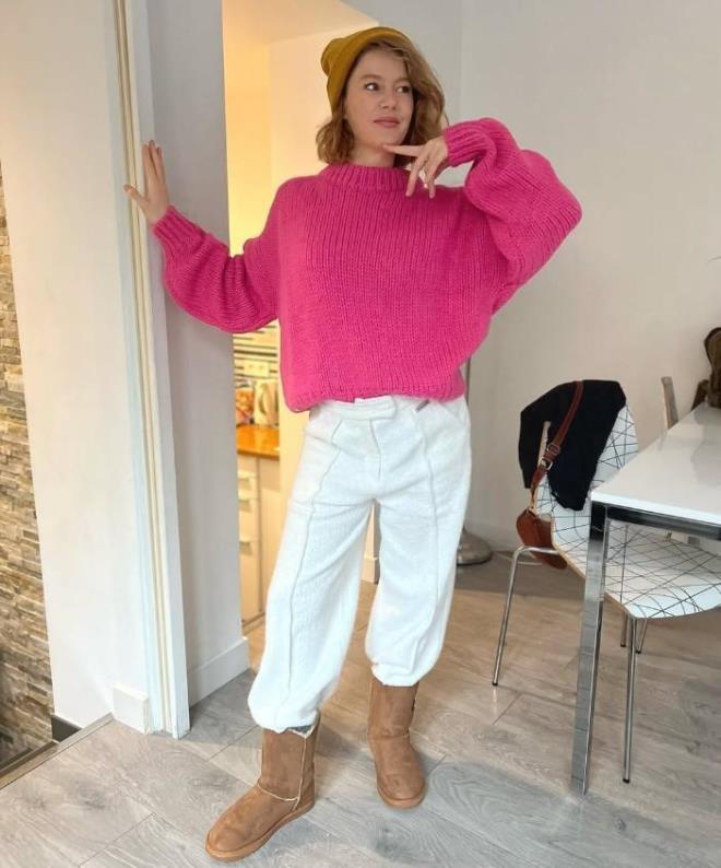 BURCU BRCK    2014 ylnda reklamc Emre Yetkin ile nikah masasna oturan Burcu Biricik bebeini kucana ald. Kzna Luna adn verdi.