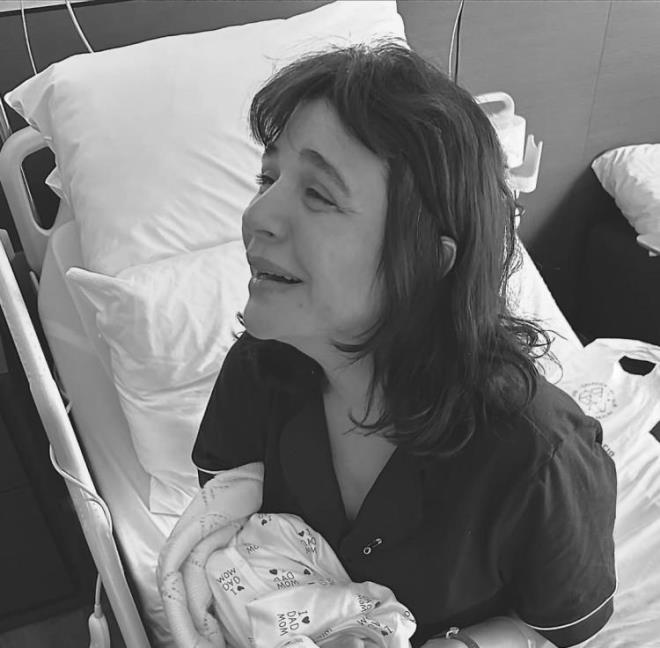 GONCA VUSLATER    nl oyuncu Gonca Vuslateri 26 Nisan'da ilk kez anne olmannn mutluluunu yaad. Vuslateri kzna Asya adn verdi.