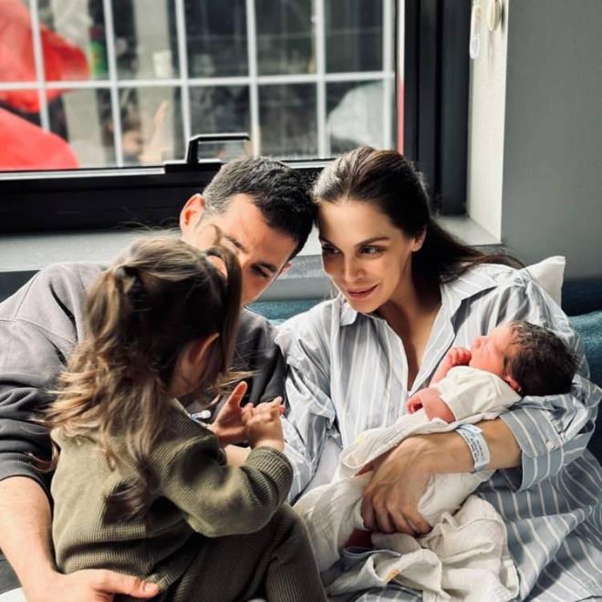 CEMRE KEMER    kinci kez anne olan Hepsi grubunun eski solistlerinden biri olan Cemre Kemer, olunun karesini paylaarak "Kerem 22.04.2024" notunu dt.