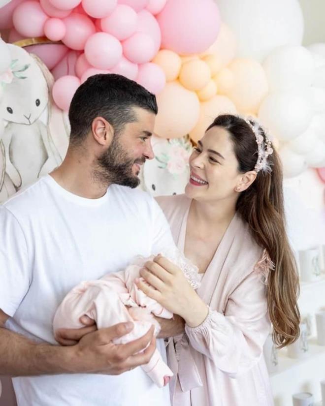 YILDIZ ARI ATKSOY    nl oyuncu Yldz ar Atiksoy, kz bebek beklediklerini u szlerle aklamt:    "Kz bebemiz geliyor. Allah'm sana krler olsun. Salkla, vaktinde kavumak nasip olsun. Bir gn kzm olursa annemin, hayatm boyunca ettii dualar sayesinde olacan ok iyi biliyordum. Sonra da buna Berk dahil oldu."