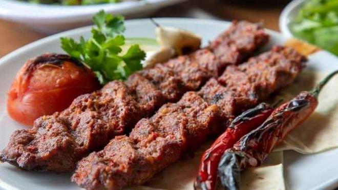 14- ADANA KEBAP    Trkiye'nin en nl yemeklerinden biri olan Adana Kebap olmadan liste eksik kalr! Sarmsak, soan, krmz biber ve ac krmz biber gevrei ile birlikte yorulan kyma ve kuyruk ya ile yaplan bu kebap tr listenin 14'nc srasnda.
