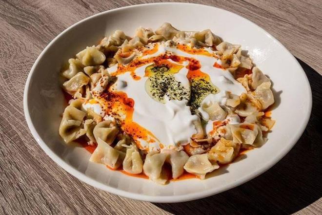 13- MANTI    Baharatl kyma ve soanla doldurulmu geleneksel Trk yemei olarak bilinen Mant, balangta 13. yzylda gebe Trk kabileleri tarafndan Orta Asya'dan Trkiye'ye getirilmitir.