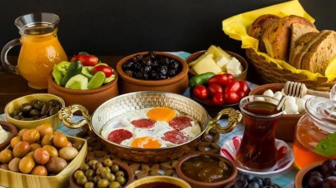 1- TRK KAHVALTISI    Trk mutfann en sevileni ne derseniz, Trk Kahvalts! Trk kltrnde olmazsa olmaz ve genellikle cmert bir n olan Trk kahvalts, ok sayda lezzet, doku ve yiyecek kategorisini harmanlayan geni bir yemek yelpazesi sunuyor ve herkesin de favorisi.