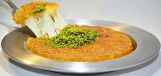 15 - KNEFE    Hatay, Urfa veya Antep peynirinin akkan tadnn kadayfla bulumasn gzler nne seren Knefe, scack bir lezzet.