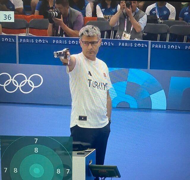 YUSUF DKE'N KONK POZU TM DNYADA VRAL OLDU    2024 Paris Olimpiyatlar srasnda milli atcmz Astsubay Kdemli Baavu Yusuf Dike'in ikonik pozu yurt d basnnda byk yank uyandrd. Dike'in rakiplerinin aksine koruyucu ekipman kullanmamas ve eli cebinde rahat bir at yaparak olimpiyat tarihinde Trkiye'ye atclktaki ilk madalyasn kazandrmas sosyal medyay adeta sallad.