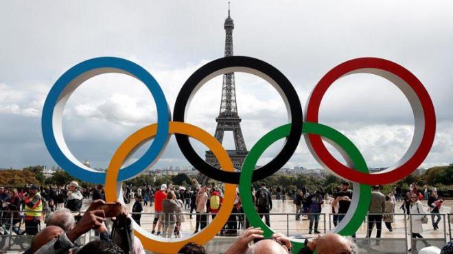 PARS 2024 OLMPYATLARI OK KONUULDU    Fransa'da imdiye kadar dzenlenen en byk etkinlik olan Paris 2024 Olimpiyatlar, bu yl tm dnyann odak noktas haline geldi. 206 lkenin yer ald 33. Yaz Olimpiyat Oyunlar'nn al trenindeki 'tartmal' temsiller ise tansiyonu ykseltti. zellikle Leonardo Da Vinci?nin "Son Akam Yemei" isimli tablosunun "drag queen" gsterisiyle canlandrlmas ortal kartrd. Vcudu tamamen maviye boyanm, plak bir erkek performans sanatsnn Hz. sa olarak imgelenmesi hem Hristiyan hem de slam dnyasndan sert tepkiler ald.