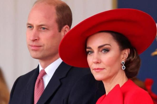 KATE MDDLETON ZOR GNLER GERD    Galler Prensesi Kate Middleton, aylardr dnya basnnn en ok konutuu isimlerin banda geldi. 16 Ocak'ta ameliyat olan ve adeta kayplara karan Middleton hakknda kan komplo teorilerinin ard arkas kesilmedi.