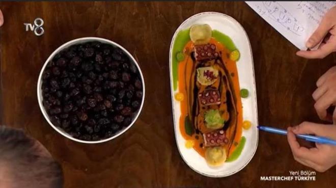 Burada arkadalar birka tane premiz var. Hepsine farkl farkl teknikler yaparsnz diye uyguladm. Bir tane yeil bir pesto var. Bir tane portakall var. Ve bir tane limonlu pre var taban kenarnda. inde de siyah bir zeytinya var. Karaburun'un "Hurma zeytini"yle yapyoruz. Hepinizin tezgahlarna ben zeytin getirdim. Ve yine yeil otlar, o otlarla bir yeil ya ile bitiriyoruz. Siyah ya Karaburun'un hurma zeytini arkadalar udur; Karaburunumuzun hurma zeytini Trkiye iin esasnda ok nemli bir zeytin. Herkesin bilmedii bu zeytin proses grmemi, dalndan direkt koparp yiyebildiiniz bir zeytin. Bu Karaburun'daki mikroklima, rzgar bu zeytini olgunlatryor. Ve hibir proses yapmadan direkt bunu alp yiyebiliyorsunuz. Ve ok ksa bir srede kyor. Bir aacn btn hepsi zaten hurma olmuyor. Kalanlar normal zeytin olarak kullanlyor.