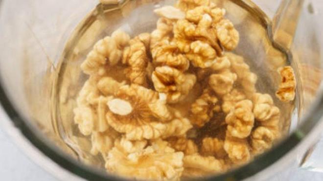 Ceviz suyunun en bilinen etkisi, sertlemi ve kuru cildi yumuatarak pamuk gibi bir doku salamasdr. zellikle topuk atlaklar ve el nasrlarnda etkisini ksa srede gsterir. Evinizde ceviz kabuklarn suda bekleterek cevizdeki yan kmasn salayabilirsiniz. Bu doal ya pek ok cilt sorununa iyi gelecek.