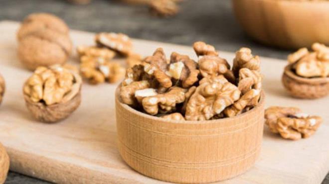 lk kullanmda cildinizde hafif bir kzarklk olursa endielenmeyin. Bu, ceviz suyunun doal bir etkisidir. Ancak yanma ya da kant gibi bir durum yaarsanz kullanm brakp bir uzmana dann. Daha etkili sonular iin ceviz suyu uyguladktan sonra doal bir zeytinya kullanabilirsiniz.