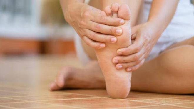 Pahal kozmetik rnlere ya da kimyasal ierikli kremlere ihtiya duymadan, tamamen doal bir yntemle cildinize bakm yapabilirsiniz. stelik uygulamanz gereken yntemler de olduka basit.Bir hafta nce ceviz kabuklar ve yapraklarn suyun iinde bekletmeniz gerekiyor. Ceviz ya salnm yaptnda bu suda ayaklarnz 1 saat bekletebilirsiniz. Ardndan nasrl blgeyi streleyip yarm saat daha bekleyin. atlama ve nasr zamanla yumuayacaktr.