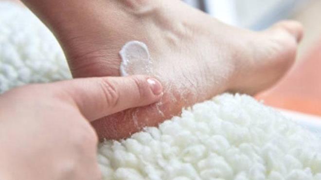 Ceviz suyu, kuru ve sert blgelerdeki l deriyi arndrarak cildin tazelenmesine yardmc olur. Srekli bask altnda kalan ayak tabanlarnda oluan nasrlarn klmesini ve yumuamasn salar. Dzenli kullanmda nasrlarn tamamen kaybolduunu grebilirsiniz.