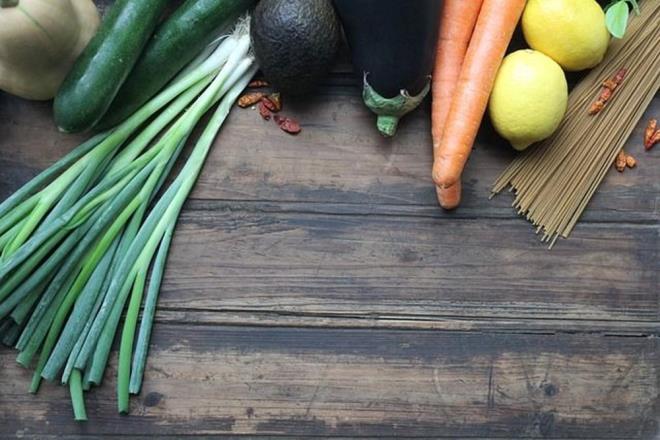 Ayrca, prasay sotelerken ierisine biraz sarmsak, limon suyu veya baharatlar eklemek, hem kokusunu hafifletecek hem de aromasn zenginletirecektir.