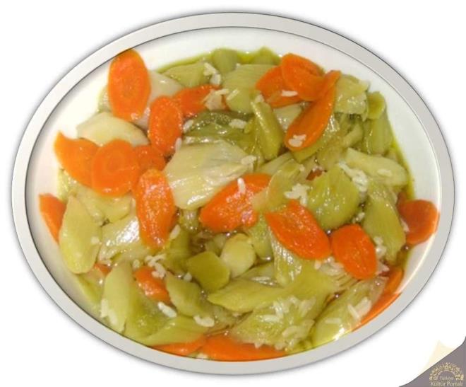 Son Dokunu: Yemeinizi ocaktan aldktan sonra, istee bal olarak yarm limon suyu skarak taze bir asidik dokunu katabilirsiniz. Ayrca kekik veya taze otlar ekleyebilirsiniz.  <br>  Servis nerisi:  <br>  Portakall prasa, yannda zgara tavuk, et veya pilavla servis edilebilir. Ayrca, bir garnitr olarak da tek bana harika bir seenek oluturur.