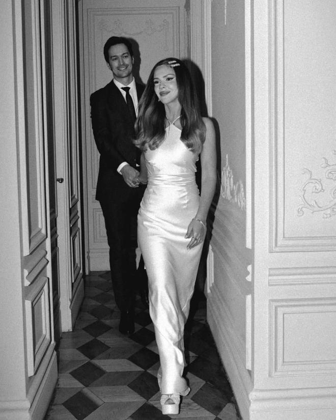 Dinkol'un paylamna binlerce beeni ve "Mutluluklar", "Nefis grnyorsunuz", "mr boyu mutlu olun" gibi yorumlar geldi.