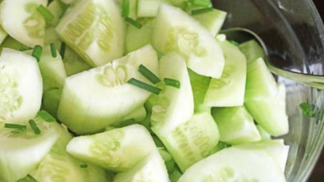 Salataln souk yaps gz altndaki ilik ve torbalar azaltmada etkili olabilir. erisindeki vitamin ve mineraller cilt esnekliini artrarak gen grnm elde etmenize yardmc olabilir. stelik anti enflamatuar maddeler ve souk etkisi birletiinde ince izgileri giderebilirsiniz.