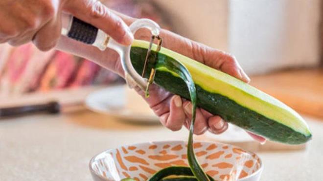 Kullanacanz salataln organik ve taze olduundan emin olmalsnz. Dondurulmu dilimleri dorudan gz altna uygularken fazla bastrmamaya aln. Alerjik bir reaksiyon oluursa, uygulamay hemen brakn. Sabah veya akam, cildinizi temizledikten sonra dondurulmu salatalk dilimlerini yznze dairesel hareketlerle uygulayn.